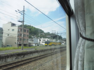 車窓から見えた黄色い電車