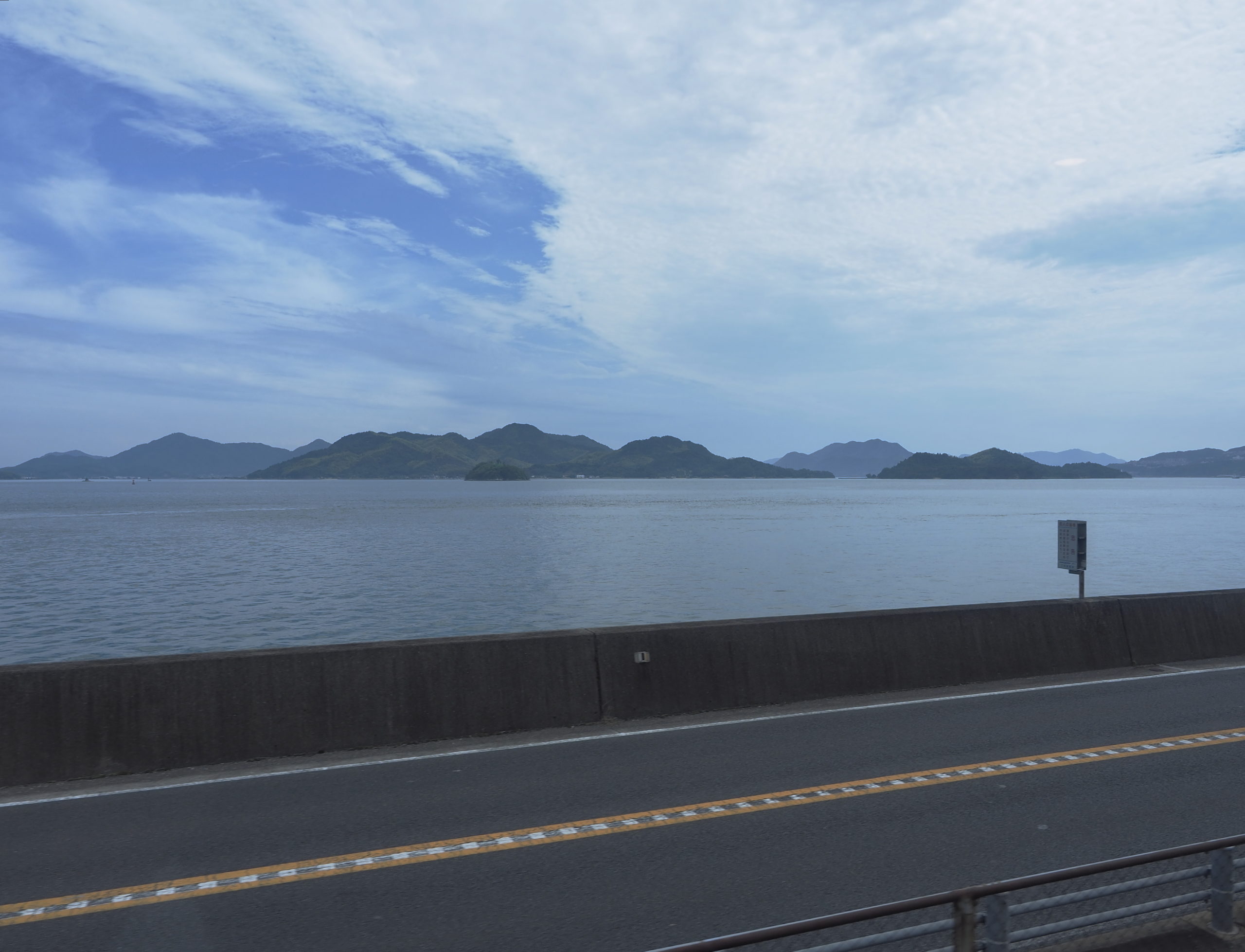 車窓から見える瀬戸内の海と島々